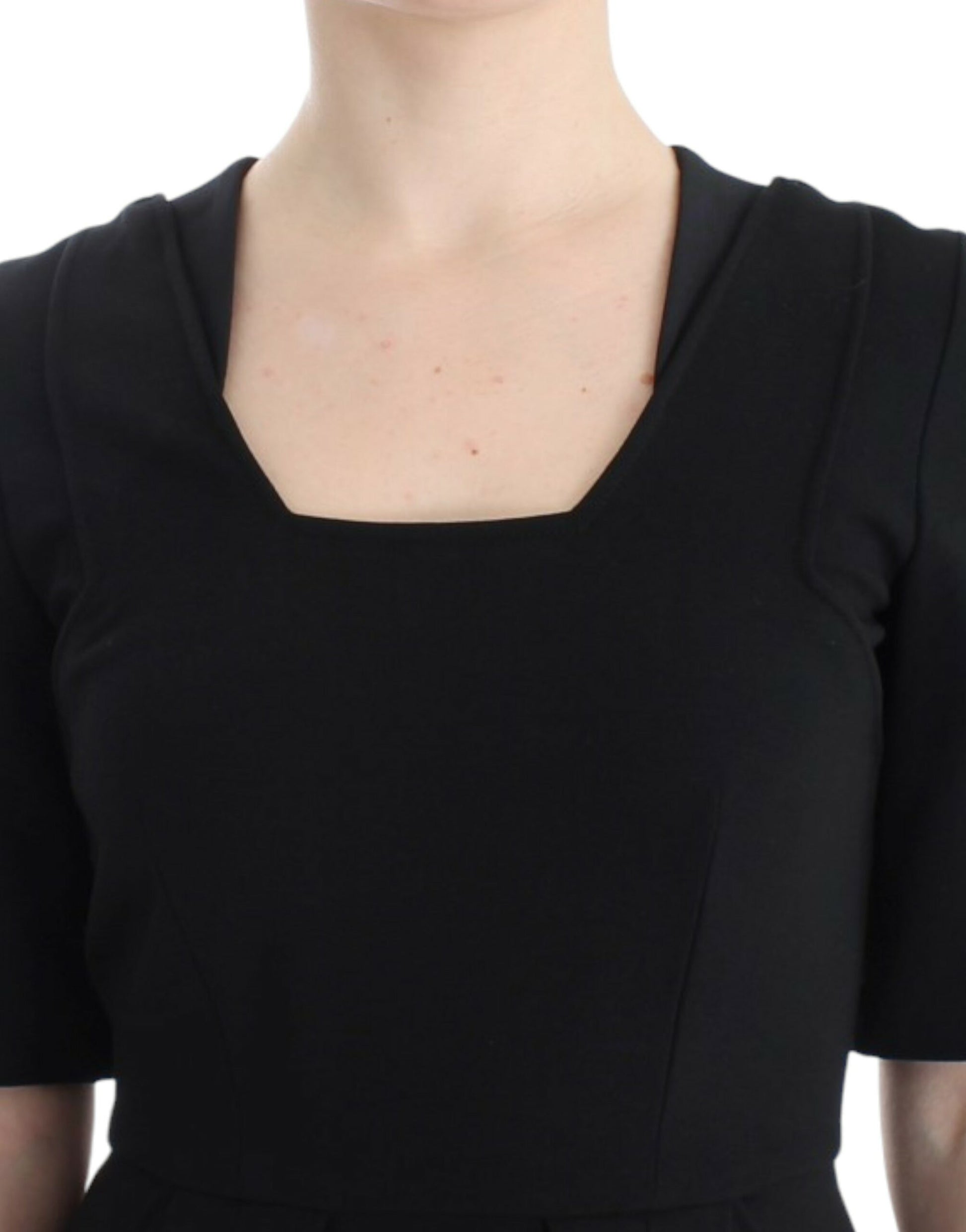 CO|TE Schwarzes kurzärmliges Venuskleid