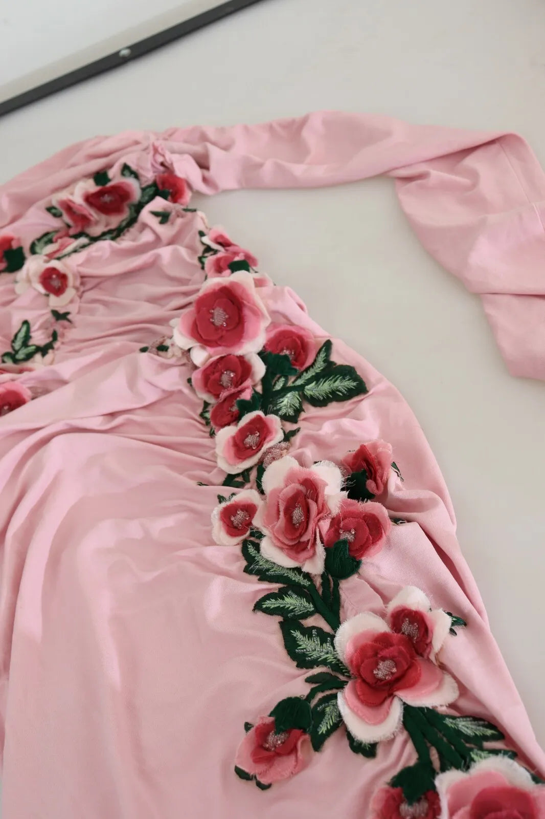 Robe asymétrique rose Dolce & Gabbana ornée de fleurs