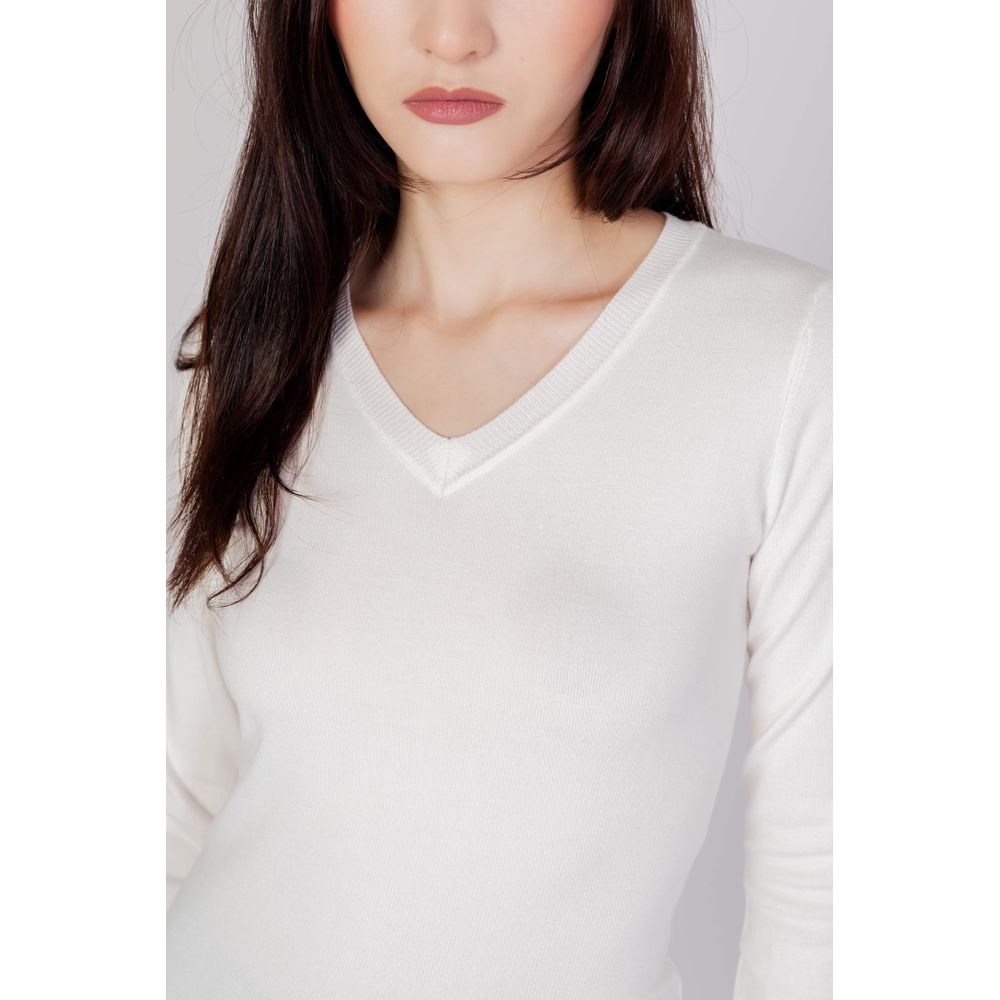 Guess White Sweatshirt detail view
