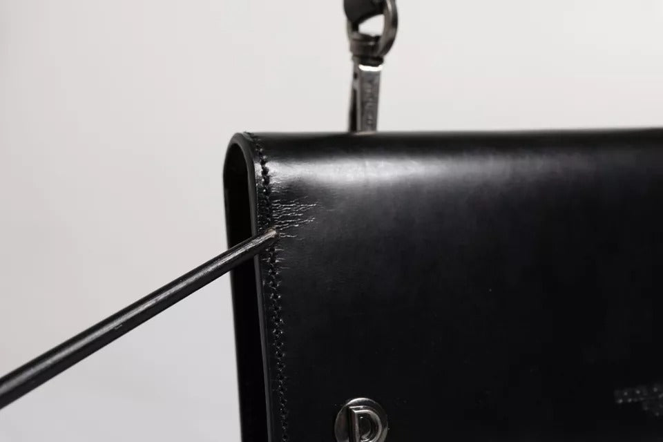 Dolce &amp; Gabbana – Umhängetasche aus schwarzem Leder mit Logoprägung