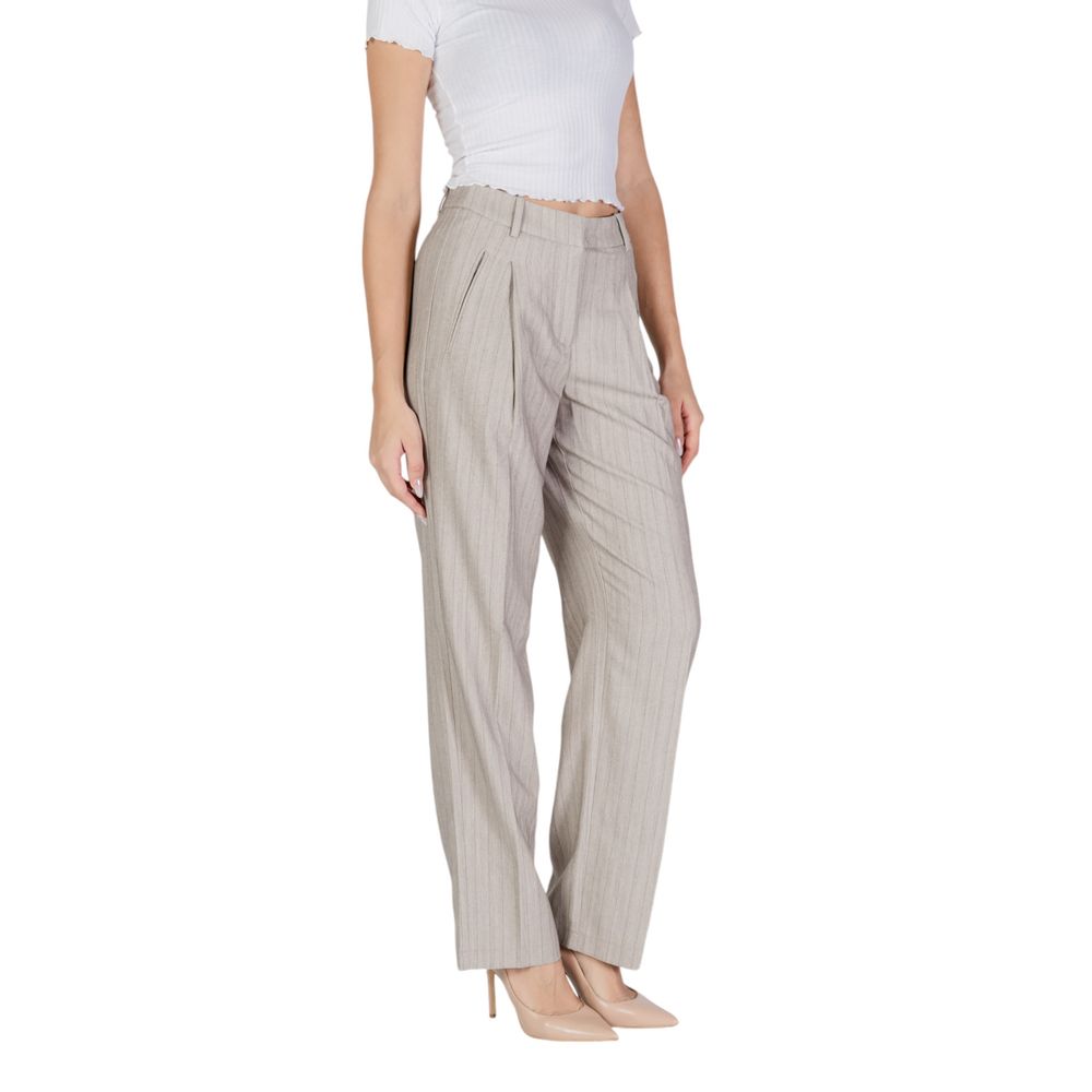 Vero Moda Grey Casual Pants for Women detail view
