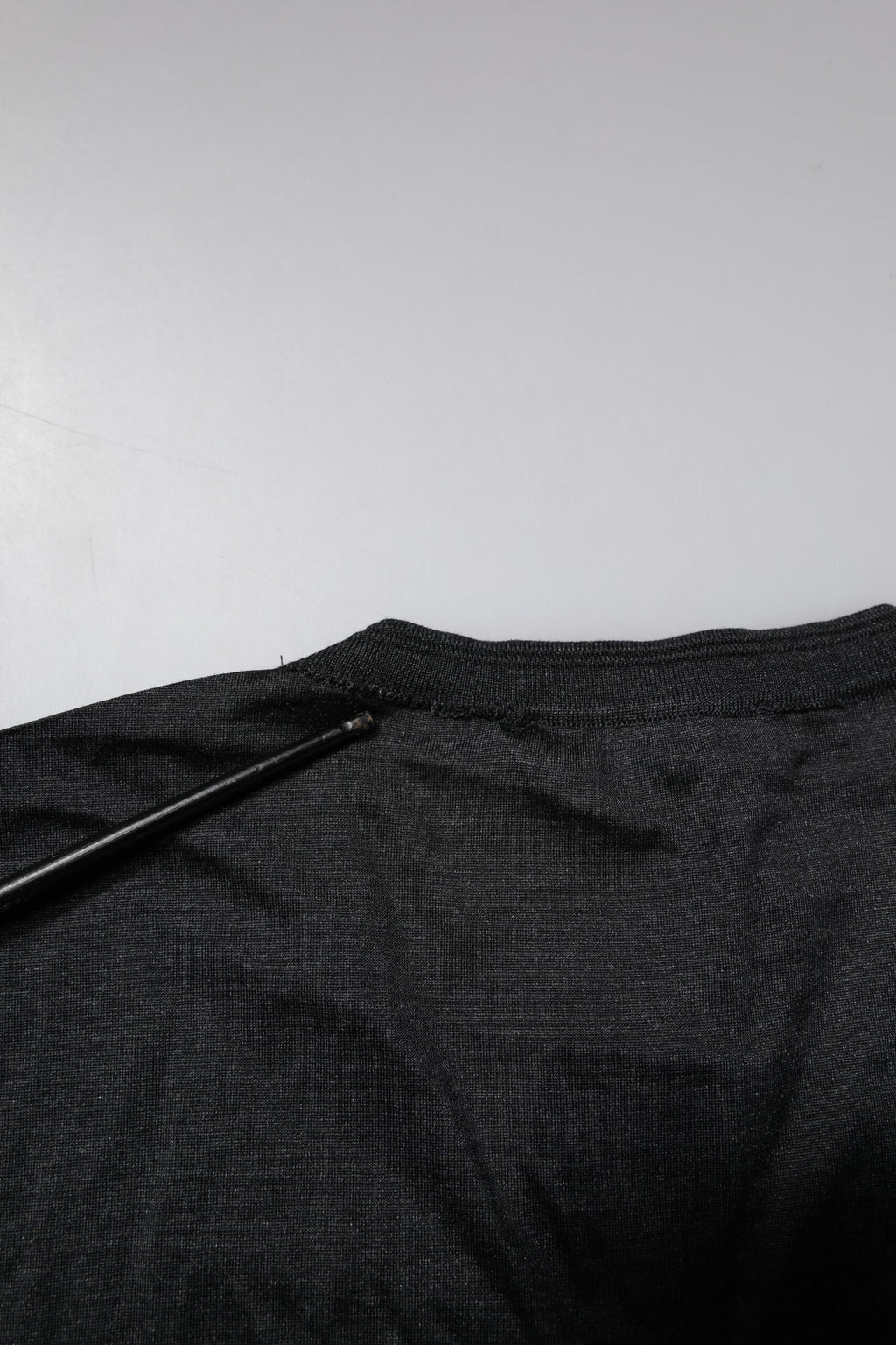 T-shirt Dolce & Gabbana gris foncé en soie à col en V et manches courtes