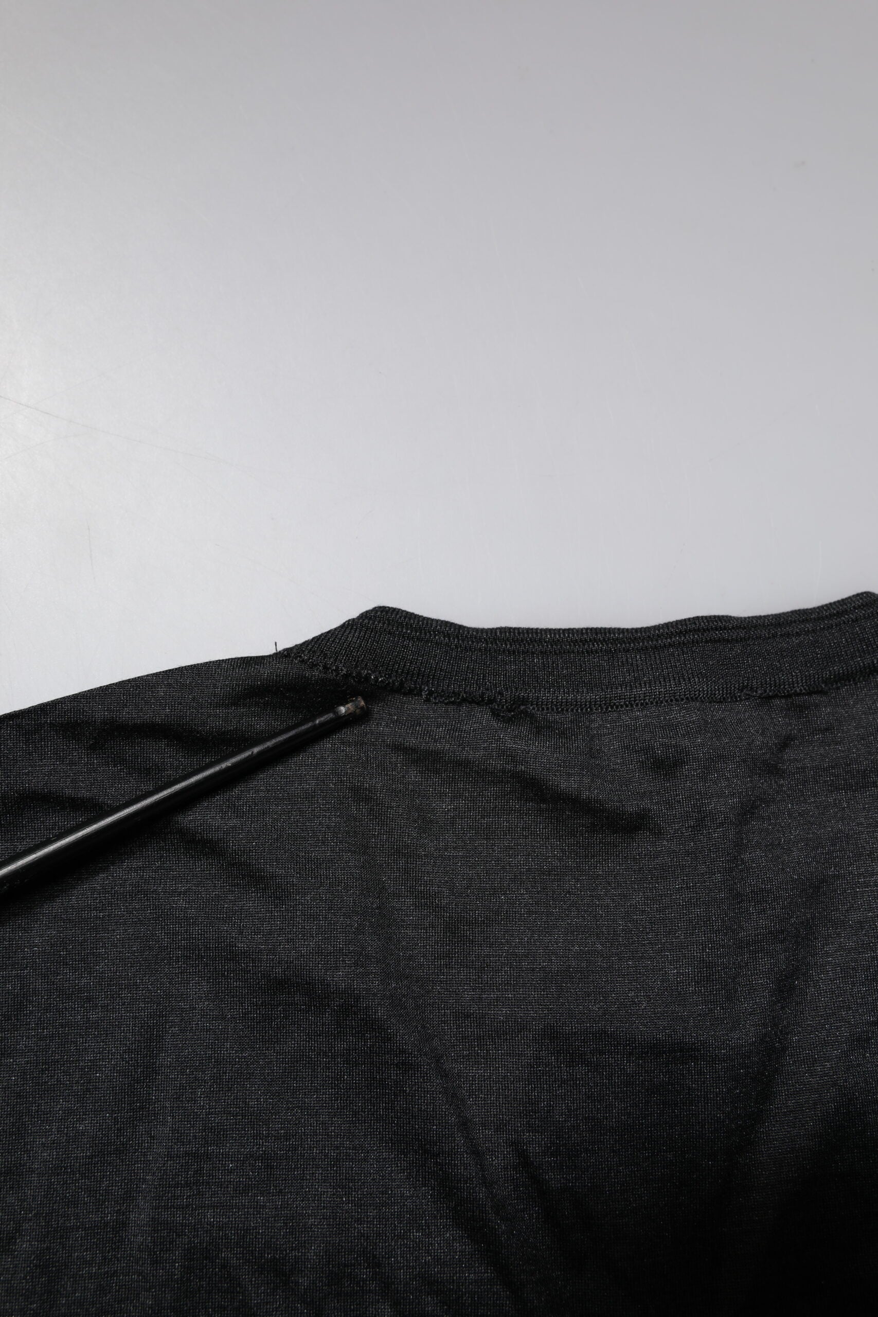 T-shirt Dolce & Gabbana gris foncé en soie à col en V et manches courtes