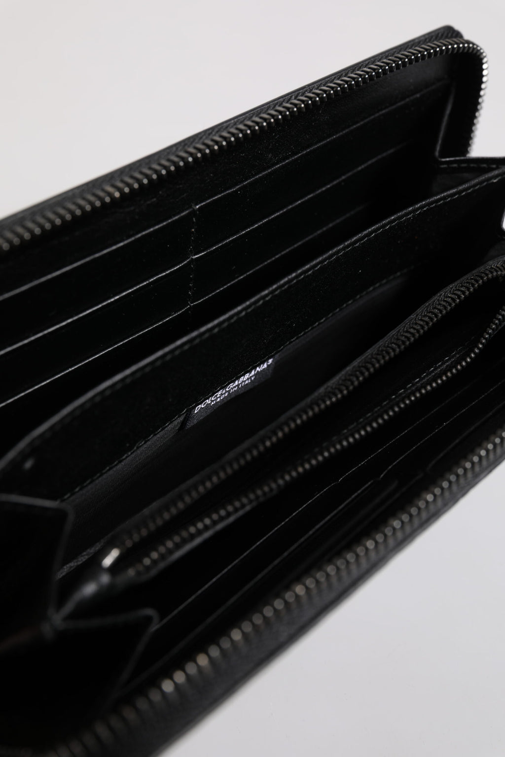Portefeuille Continental zippé Dolce & Gabbana en cuir noir avec plaque logo
