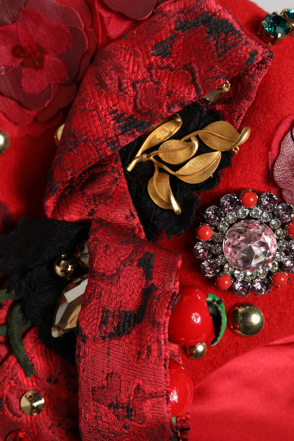 Chapeau orné d'une broche Dolce & Gabbana en forme de roses rouges en cristal et or