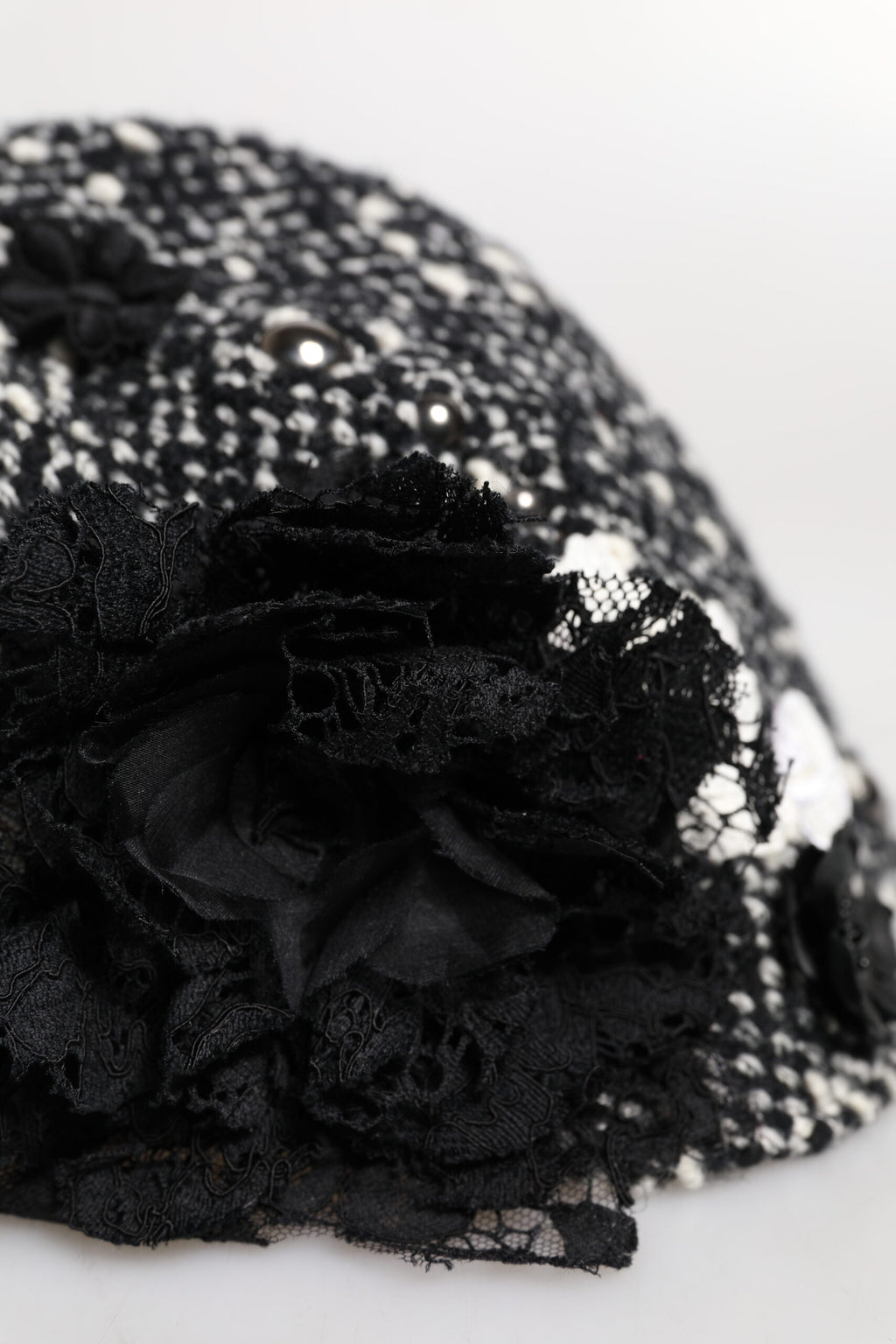 Chapeau Cloche Dolce & Gabbana en Laine Noire Orné de Fleurs Blanches