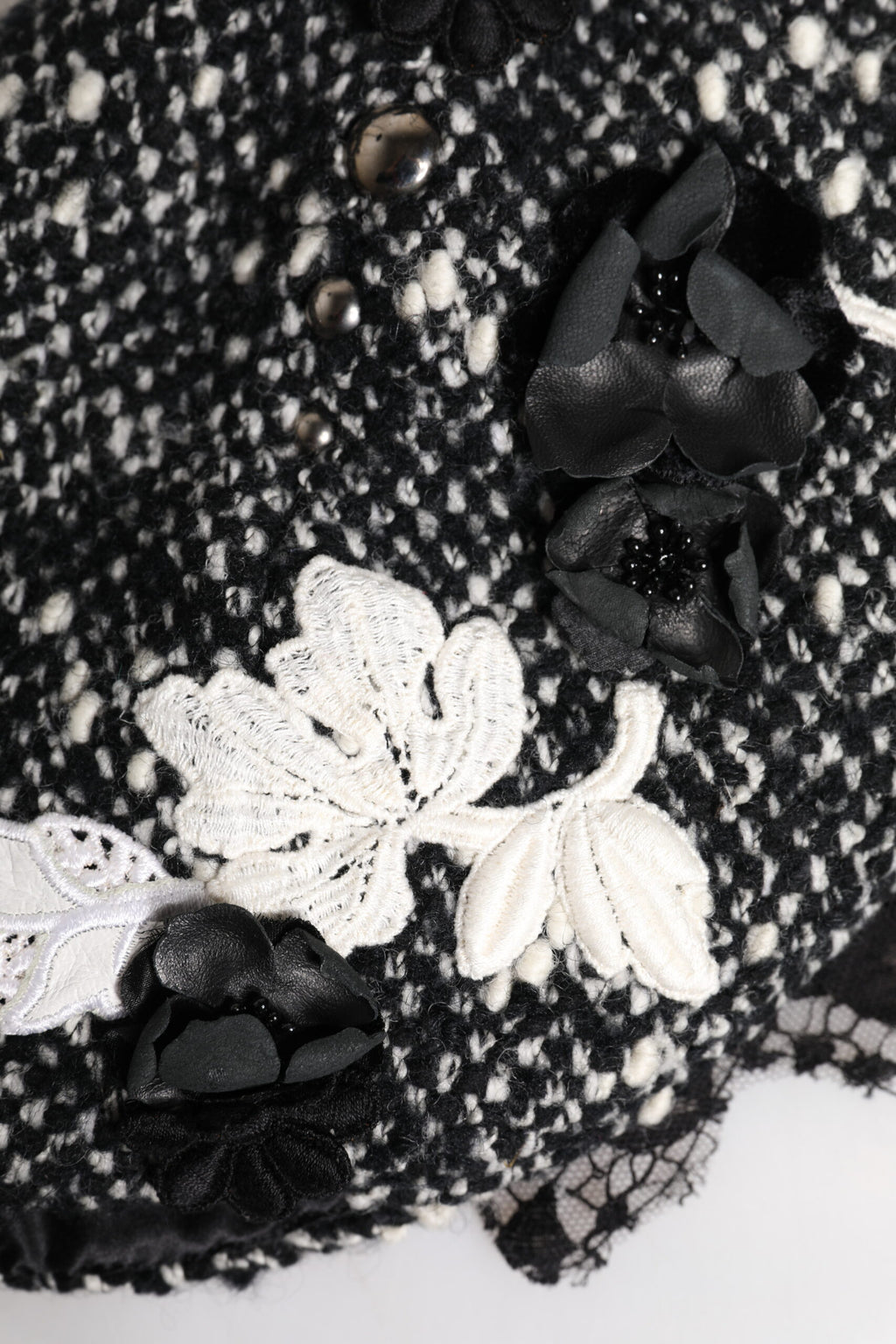 Chapeau Cloche Dolce & Gabbana en Laine Noire Orné de Fleurs Blanches