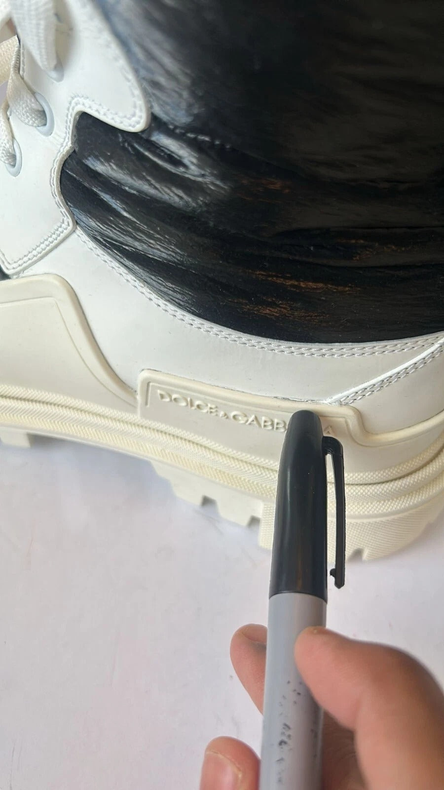Dolce & Gabbana Weiße gepolsterte wadenhohe Schnürstiefel