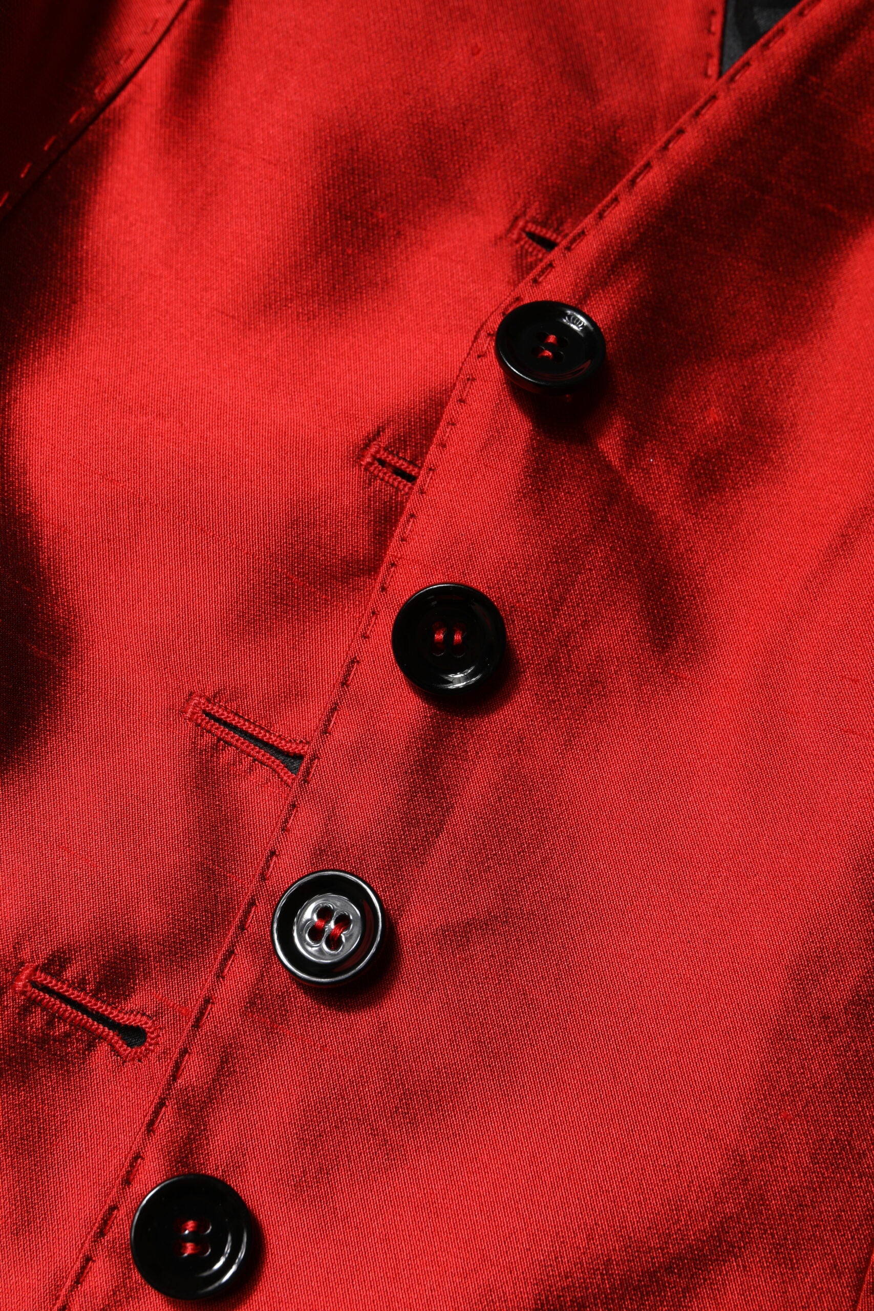 Haut sans manches Dolce & Gabbana rouge et noir à boutonnage.