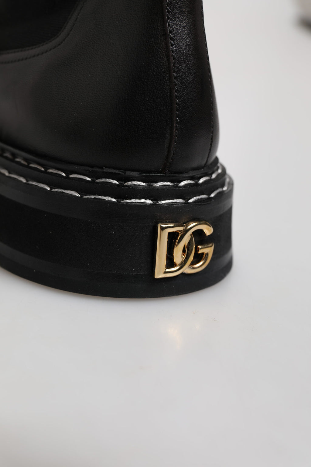 Dolce & Gabbana Schwarze kniehohe Stiefel aus Leder mit flachem Absatz