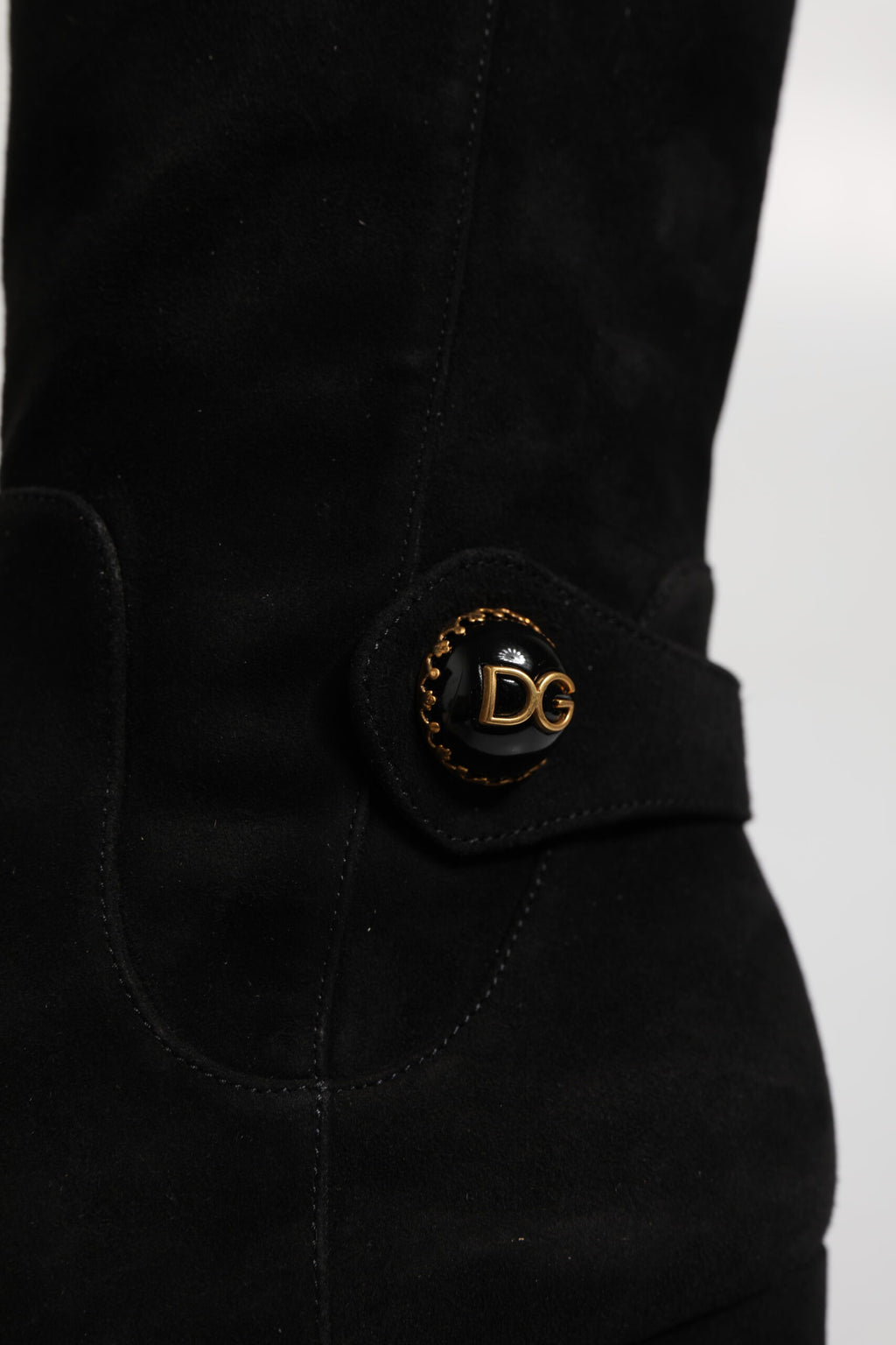 Dolce & Gabbana Kniehohe Stiefel aus schwarzem Wildleder