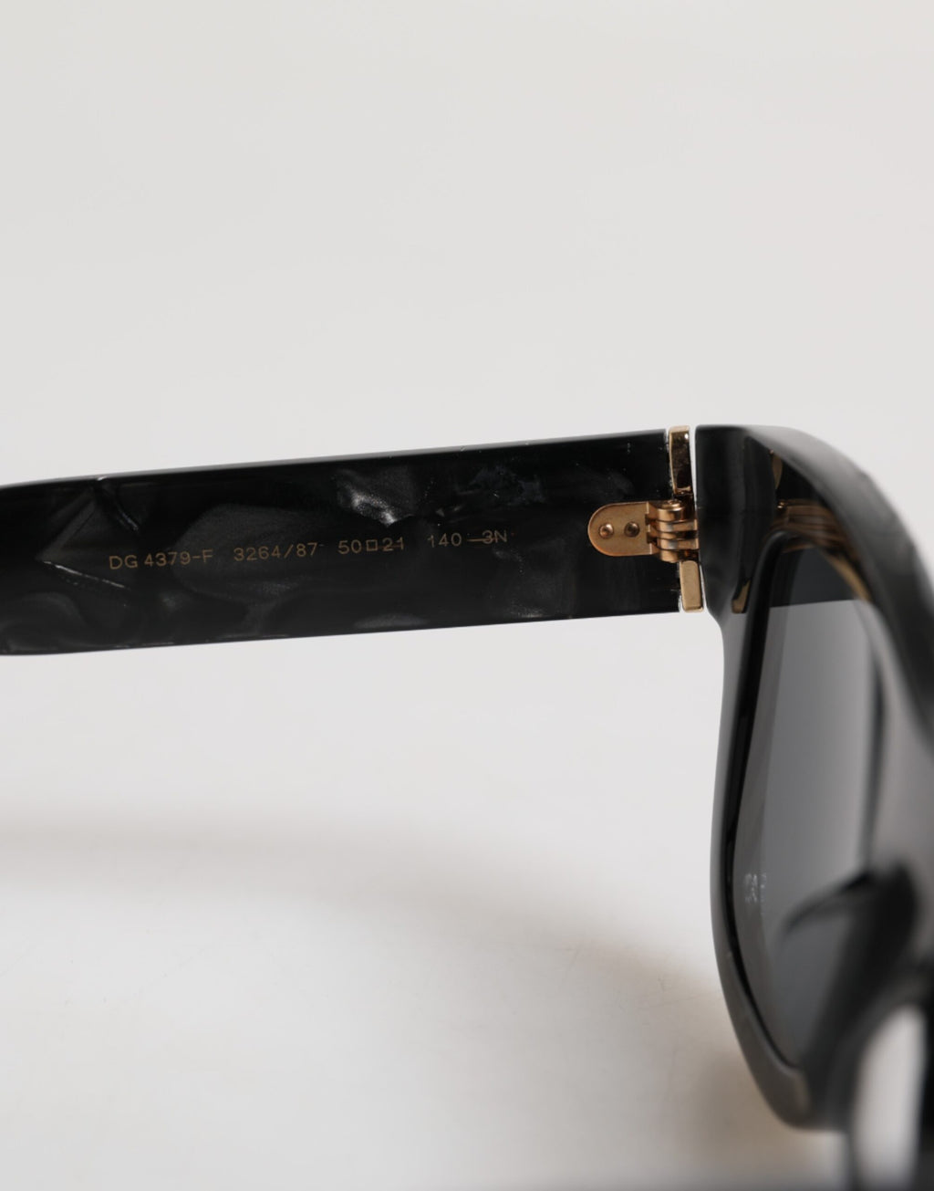 Dolce &amp; Gabbana DG4379 Domenico Shade Sonnenbrille mit perlweißem Acetatrahmen