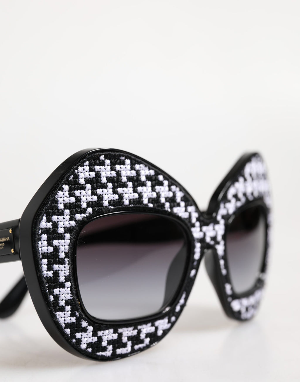 Dolce &amp; Gabbana – Übergroße Sonnenbrille mit „PIED DE POULE“-Print in Schwarz und Weiß