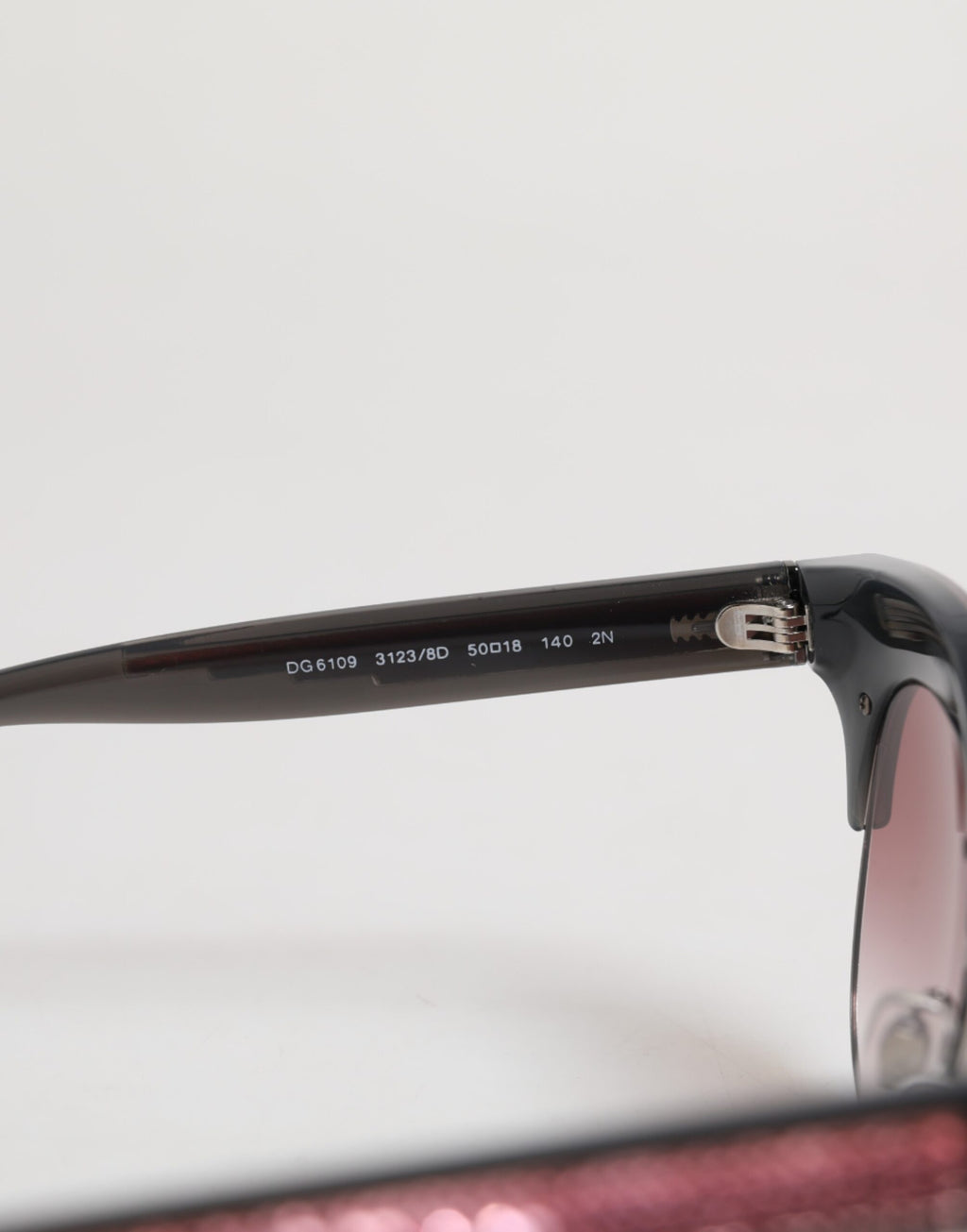 Dolce &amp; Gabbana – Cat-Eye-Sonnenbrille mit Pailletten in Schwarz und Rosa, verspiegelt, DG6109