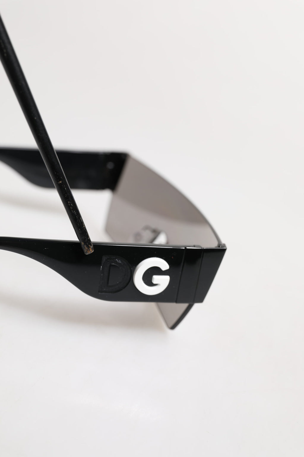 Dolce &amp; Gabbana Sonnenbrille mit schwarzem Metallrahmen und DNA-Graffiti-Motiv DG2233