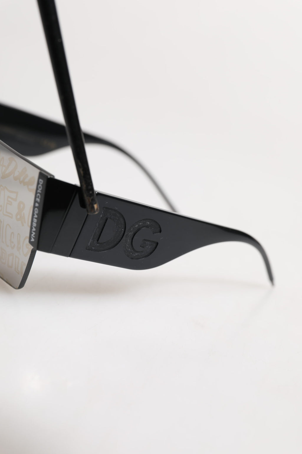 Dolce &amp; Gabbana Sonnenbrille mit schwarzem Metallrahmen und DNA-Graffiti-Motiv DG2233