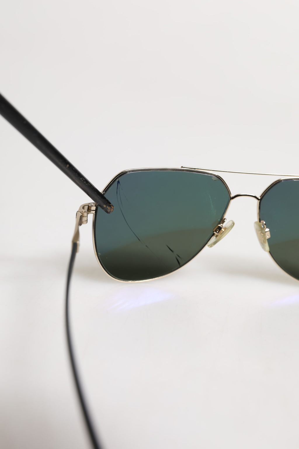 Dolce &amp; Gabbana – Sonnenbrille DG2133K aus polarisiertem Stahl mit 18 Karat Goldbeschichtung in Schwarz