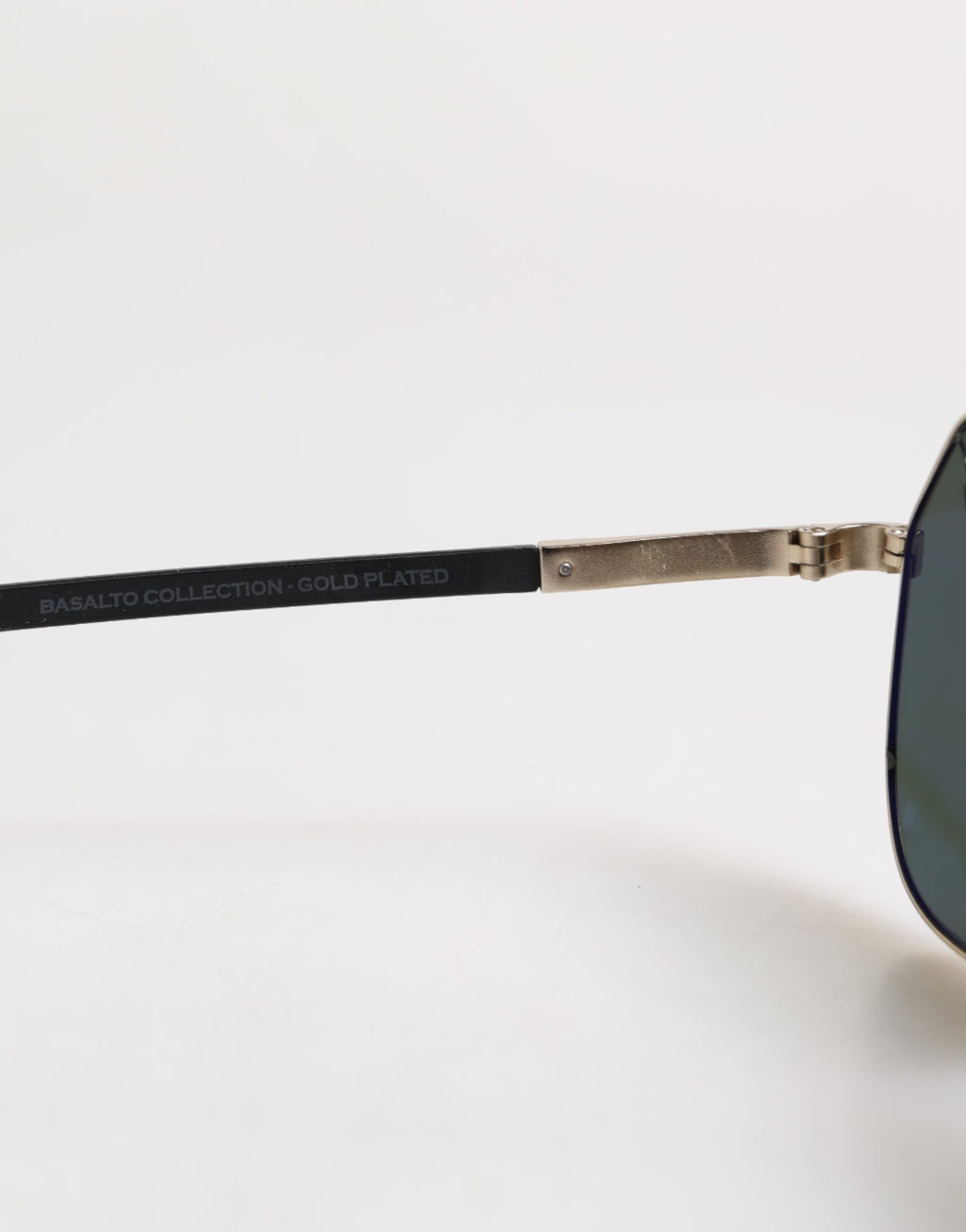 Dolce &amp; Gabbana – Sonnenbrille DG2133K aus polarisiertem Stahl mit 18 Karat Goldbeschichtung in Schwarz
