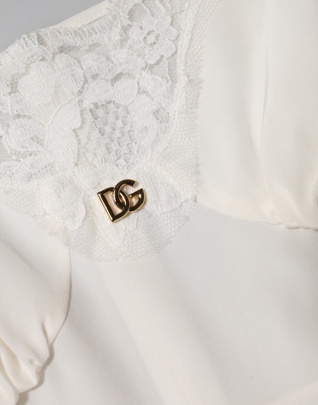 Dolce & Gabbana Robe de nuit en soie, dentelle blanche et logo DG doré