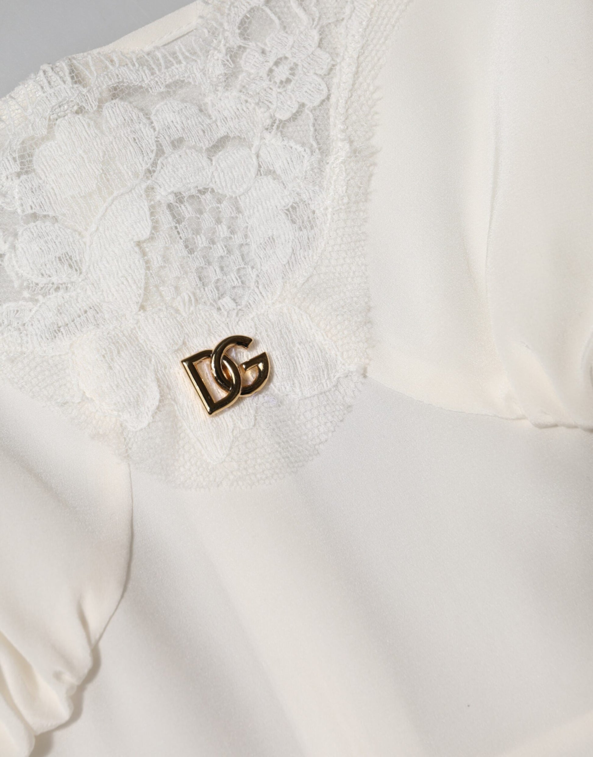 Dolce & Gabbana Robe de nuit en soie, dentelle blanche et logo DG doré