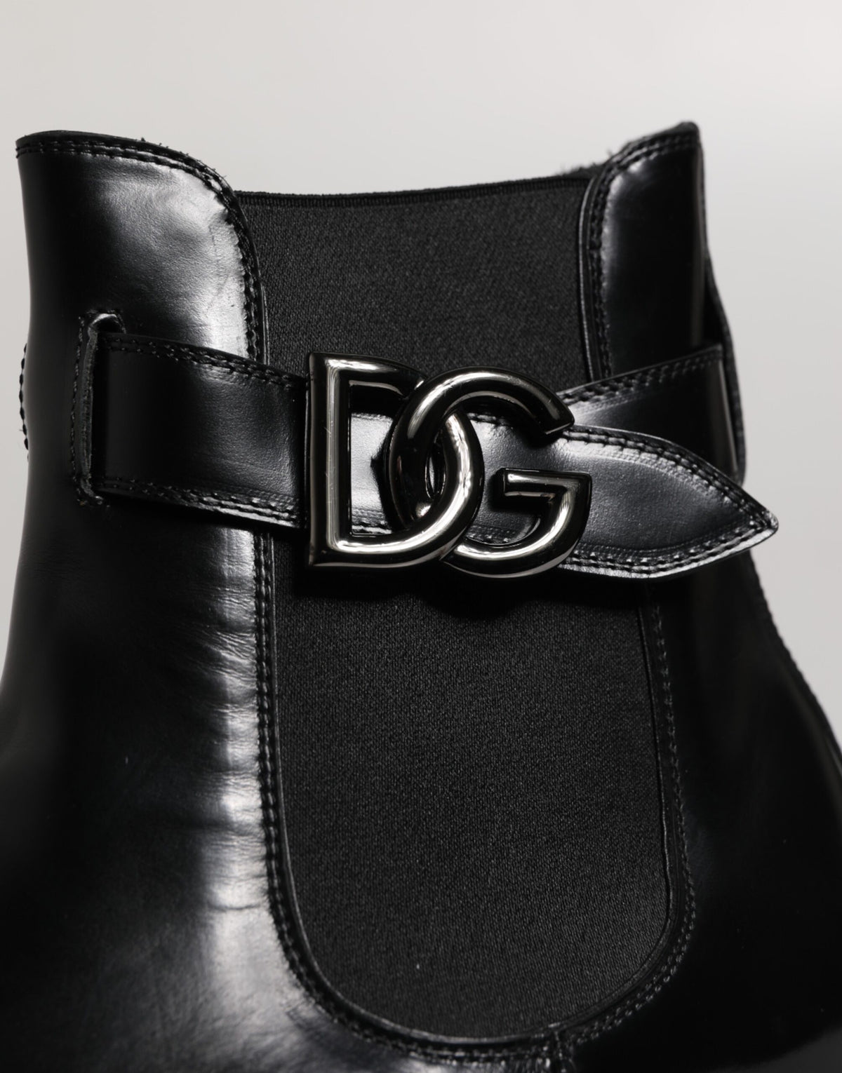 Dolce & Gabbana Chelsea Boots für Herren aus schwarzem Leder mit Gürtel und DG-Logo