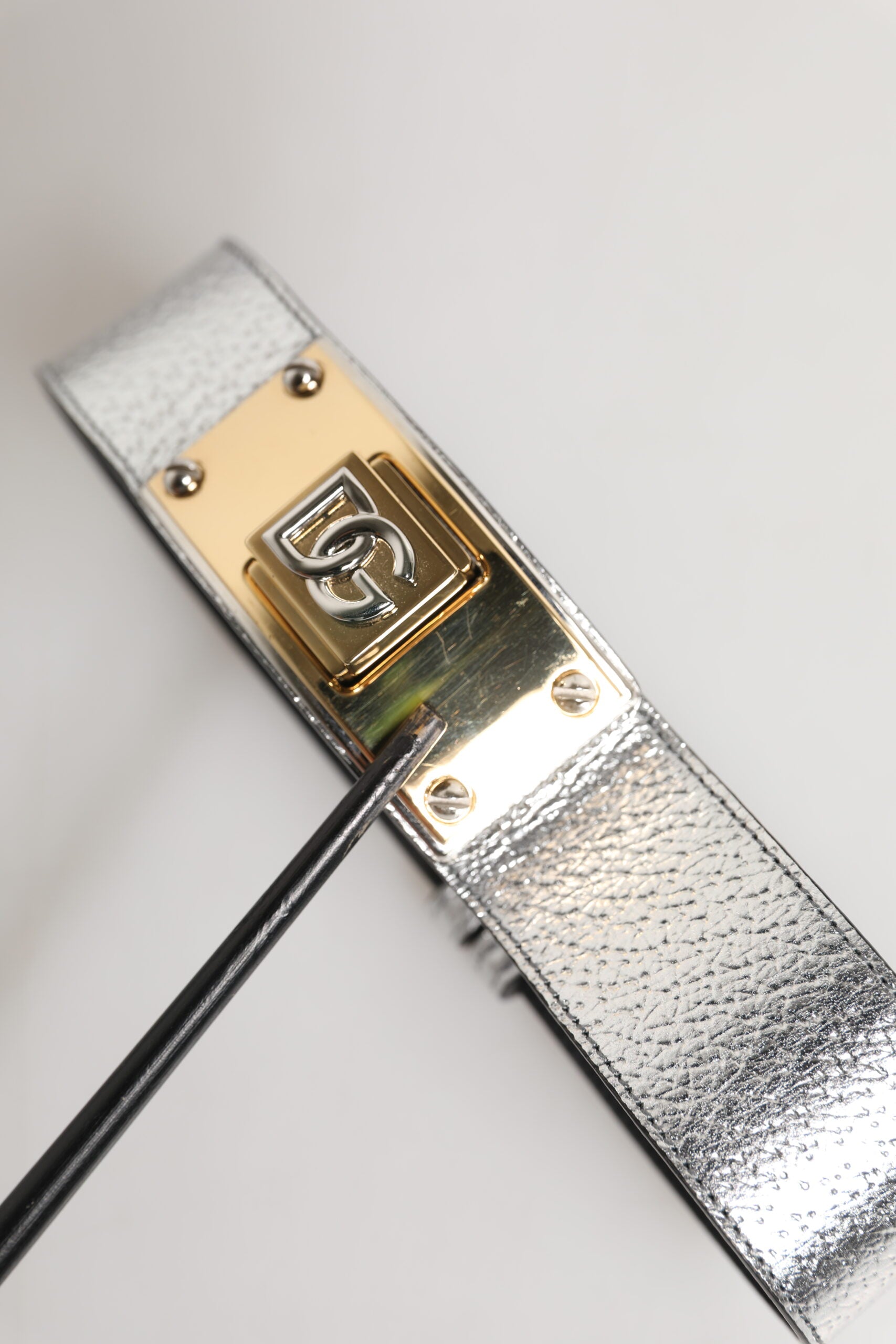 Dolce &amp; Gabbana Halsband aus strukturiertem Leder in Silber und Gold