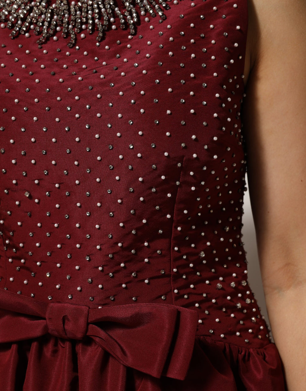 Robe de soirée Dolce & Gabbana en soie bordeaux brodée de perles