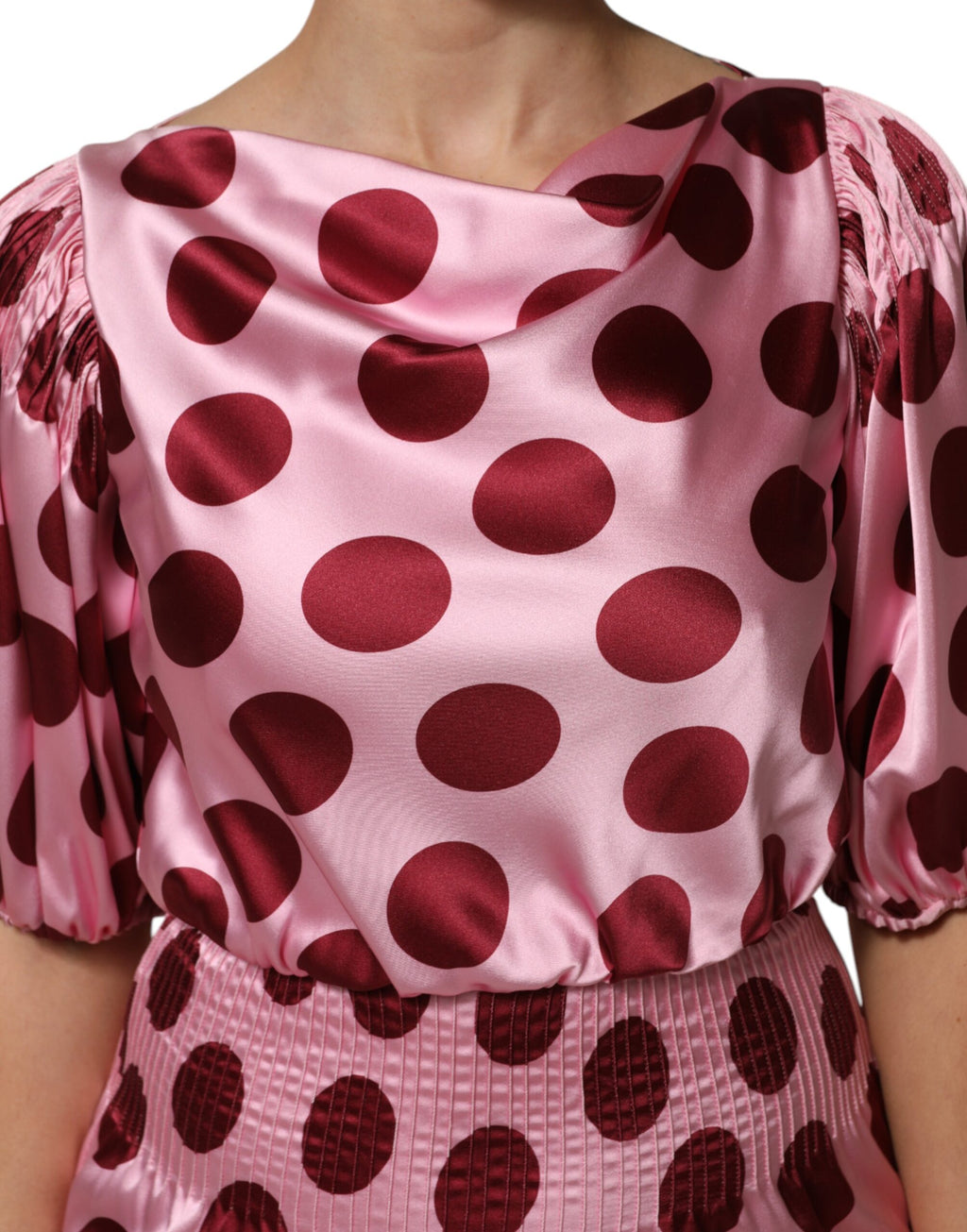 Robe longue en satin de soie Dolce & Gabbana rose et rouge à pois