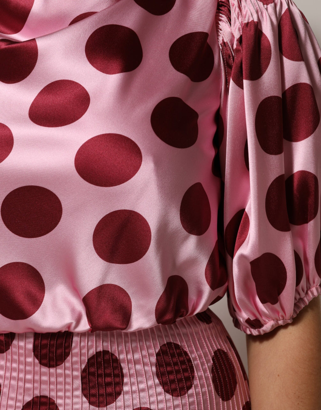 Robe longue en satin de soie Dolce & Gabbana rose et rouge à pois