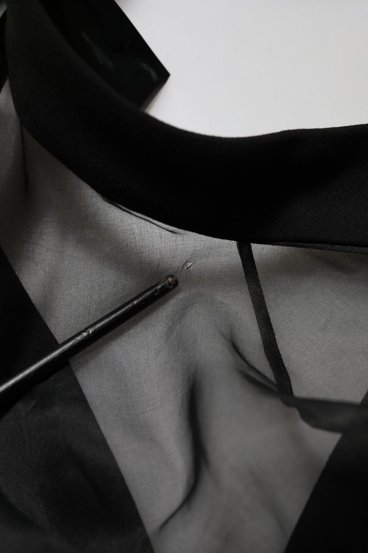 Emporio Armani Schwarzes Minikleid mit Gürtel, V-Ausschnitt und transparenten Ärmeln