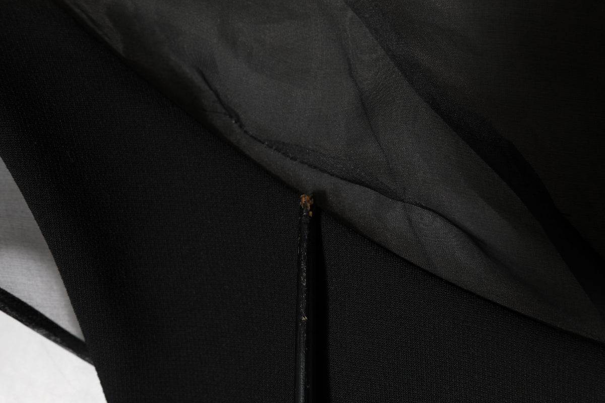 Emporio Armani Schwarzes Minikleid mit Gürtel, V-Ausschnitt und transparenten Ärmeln