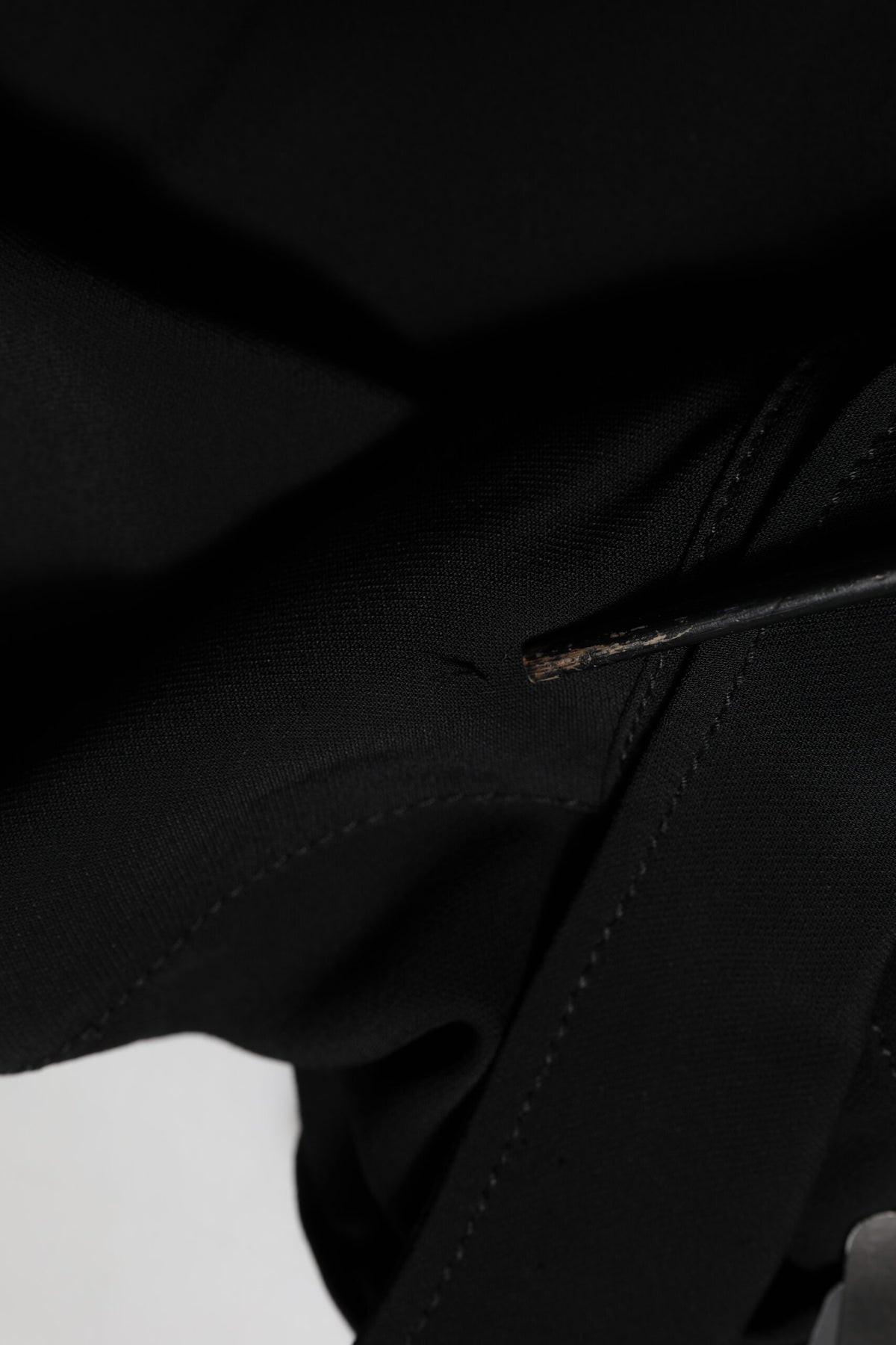 Emporio Armani Schwarzes Kleid aus Viskosemischung im Hemdstil mit Gürtel