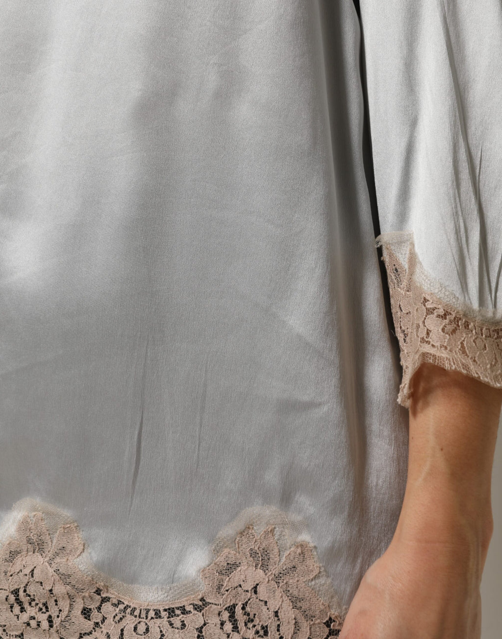Haut à manches longues en satin de soie gris et dentelle florale Dolce & Gabbana
