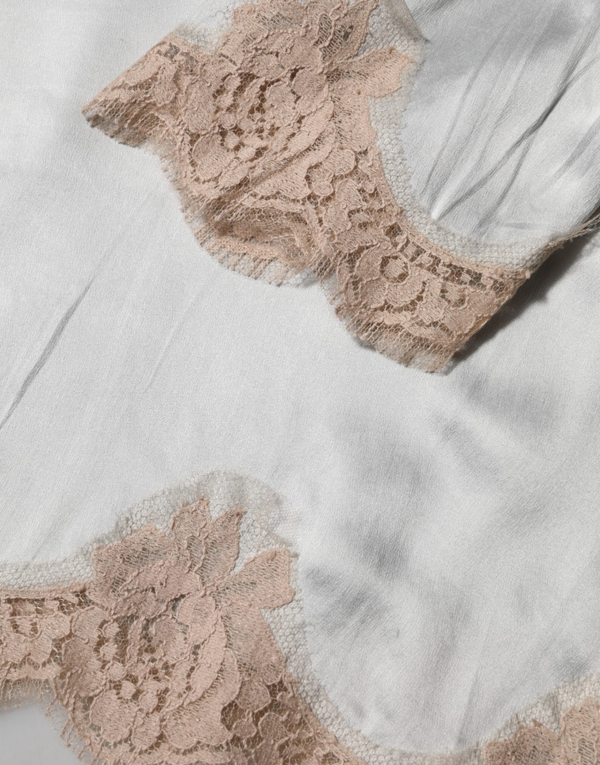 Haut à manches longues en satin de soie gris et dentelle florale Dolce & Gabbana