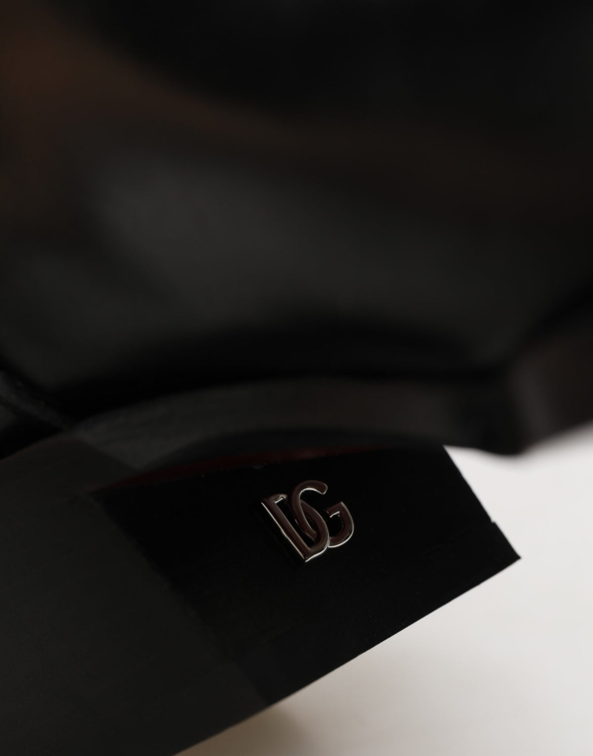 Dolce & Gabbana Schwarze kniehohe Stiefel mit Logo-Plakette