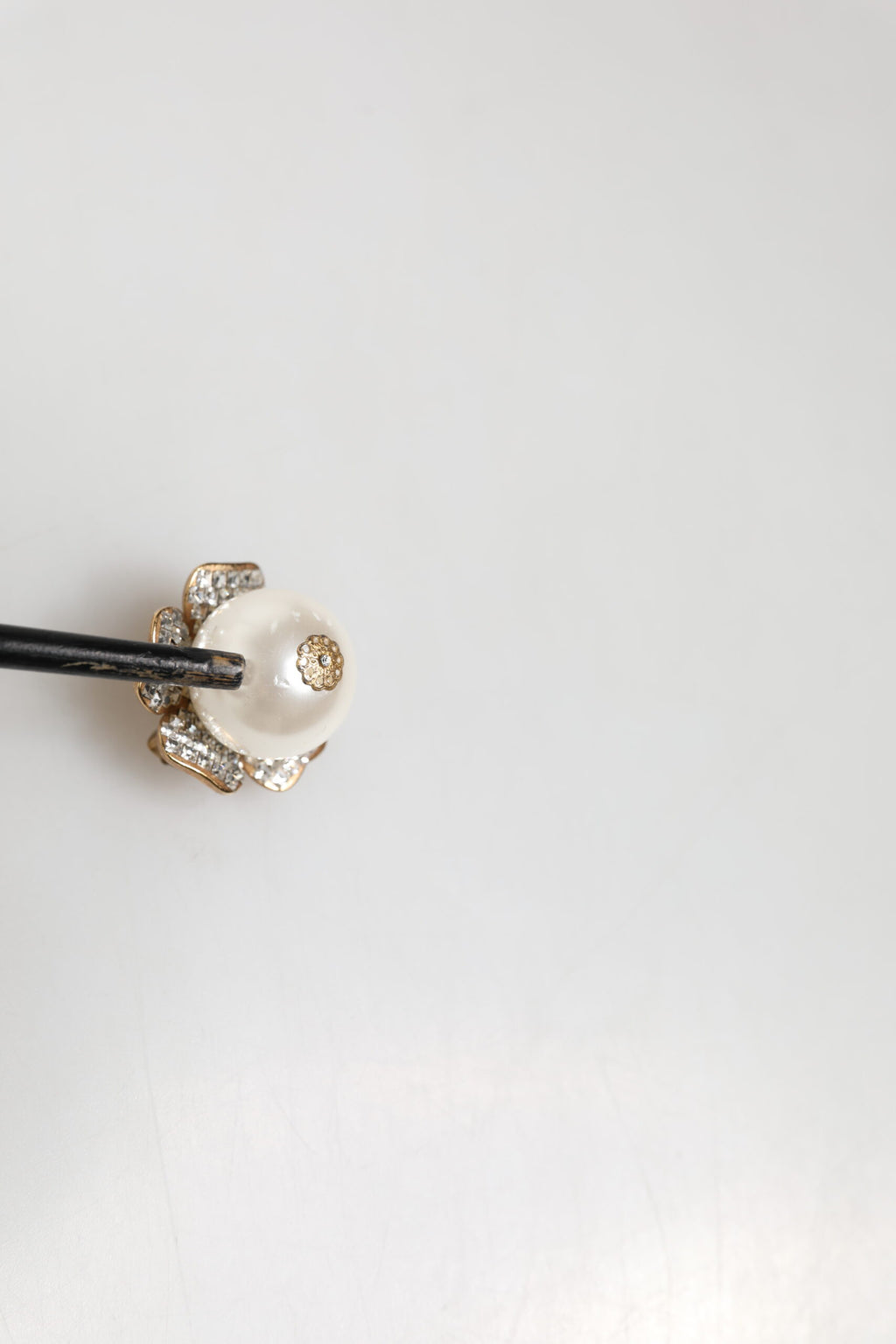 Boucles d'oreilles clips Dolce & Gabbana dorées, grandes perles fantaisie florales