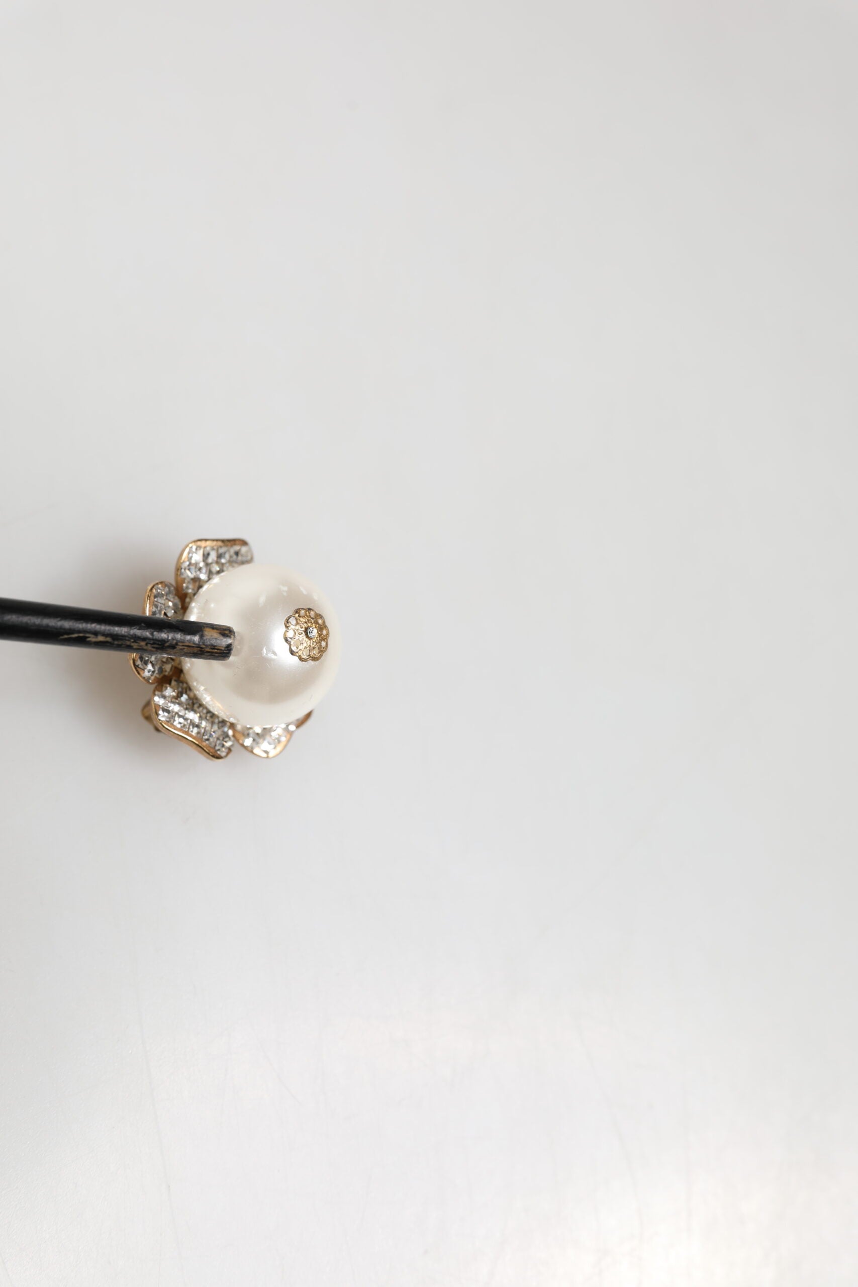 Boucles d'oreilles clips Dolce & Gabbana dorées, grandes perles fantaisie florales