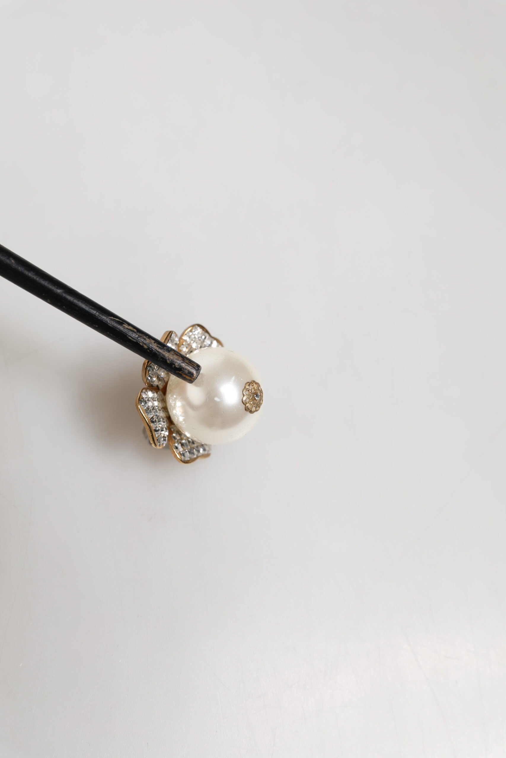 Boucles d'oreilles clips Dolce & Gabbana dorées, grandes perles fantaisie florales