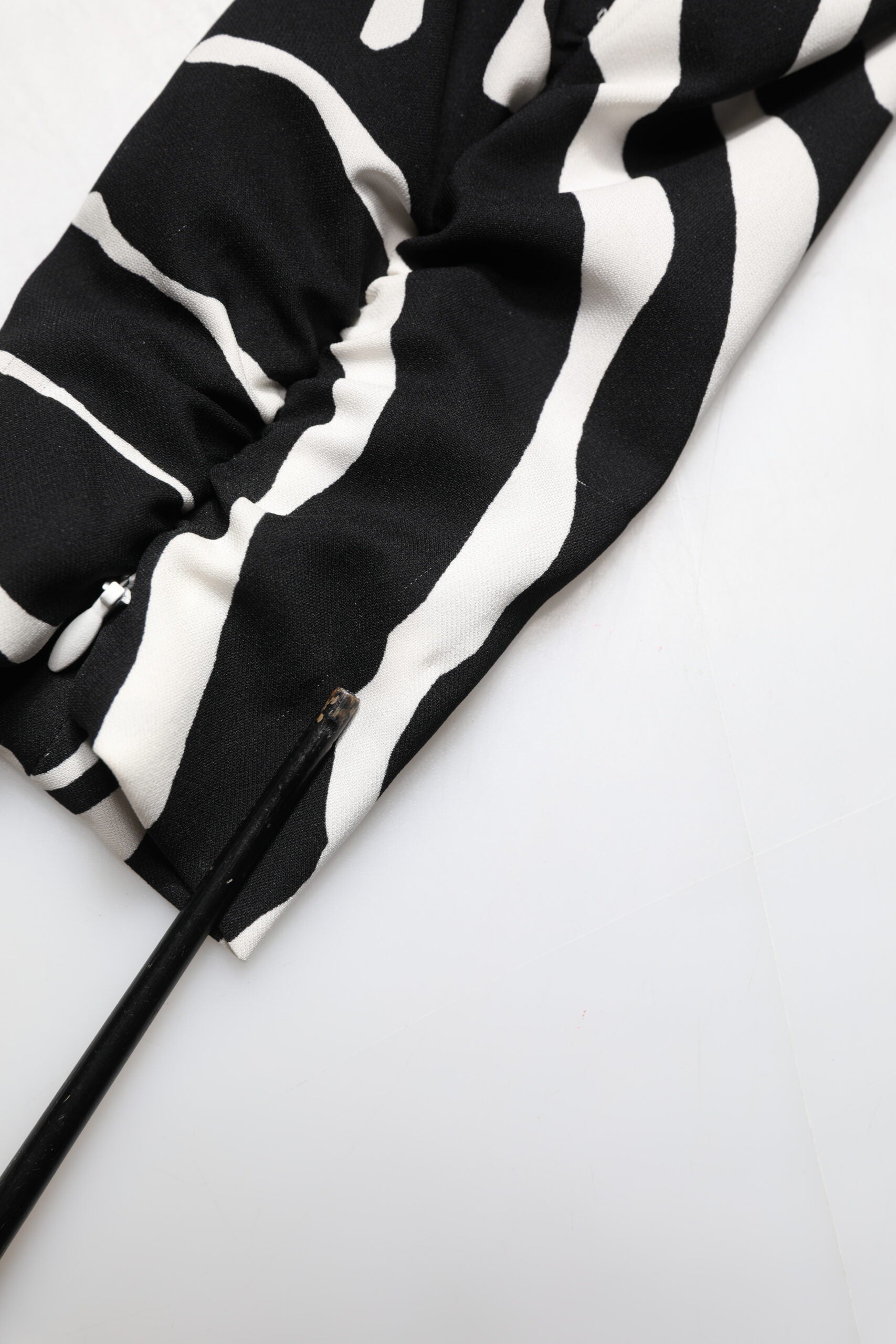 Robe fourreau mini en soie zébrée noire et blanche Dolce & Gabbana