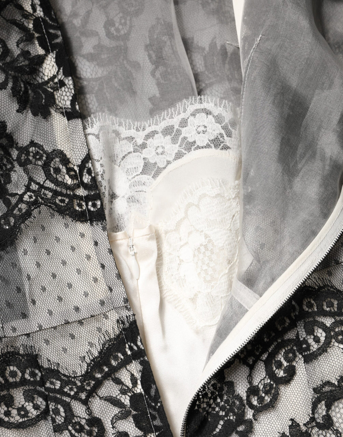Dolce & Gabbana Maxikleid aus schwarzer und weißer Seidenmischung mit Spitze